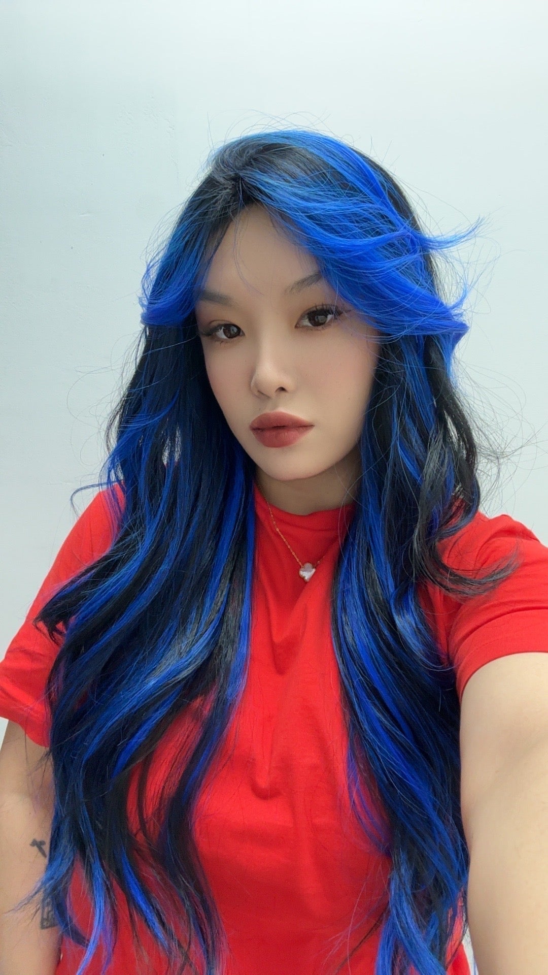 JBEXTENSION 28 Inches Long Black With Blue Highlight Wave Wig With Bangs BLUEBERRY