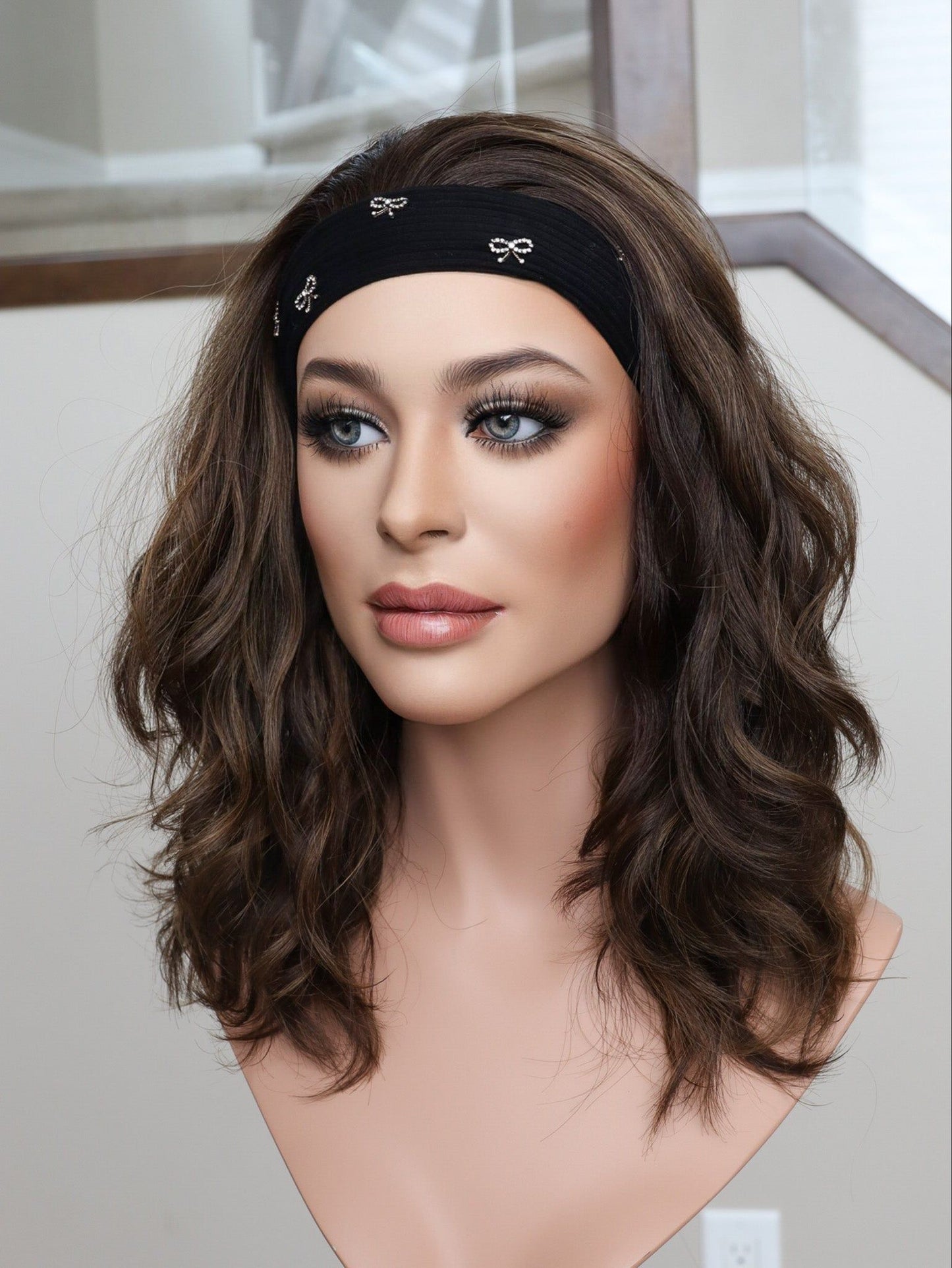 20" Mia Wavy Bandfall Active Wig (S)
