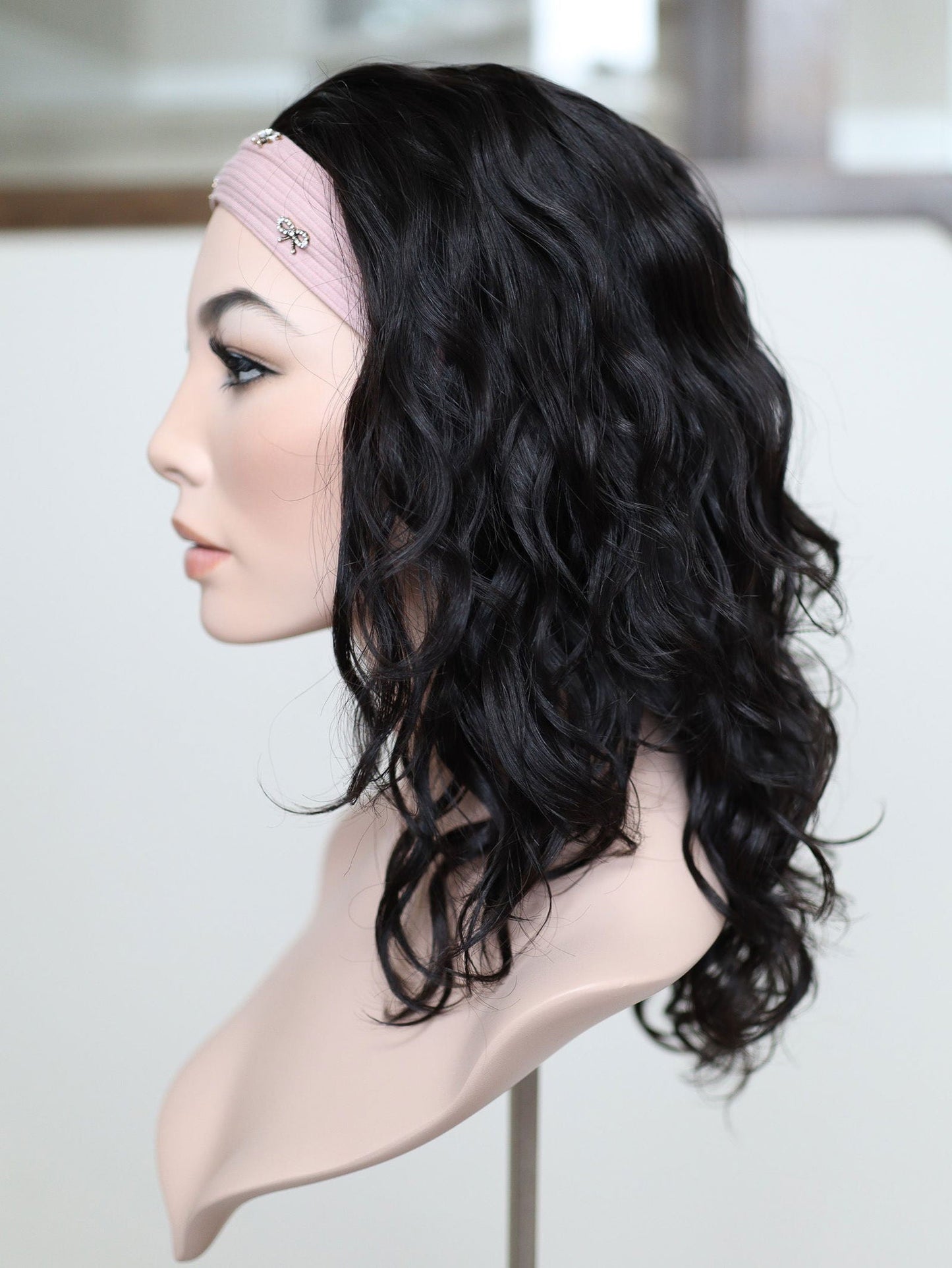 20" Natural Black Wavy Bandfall Active Wig (S)