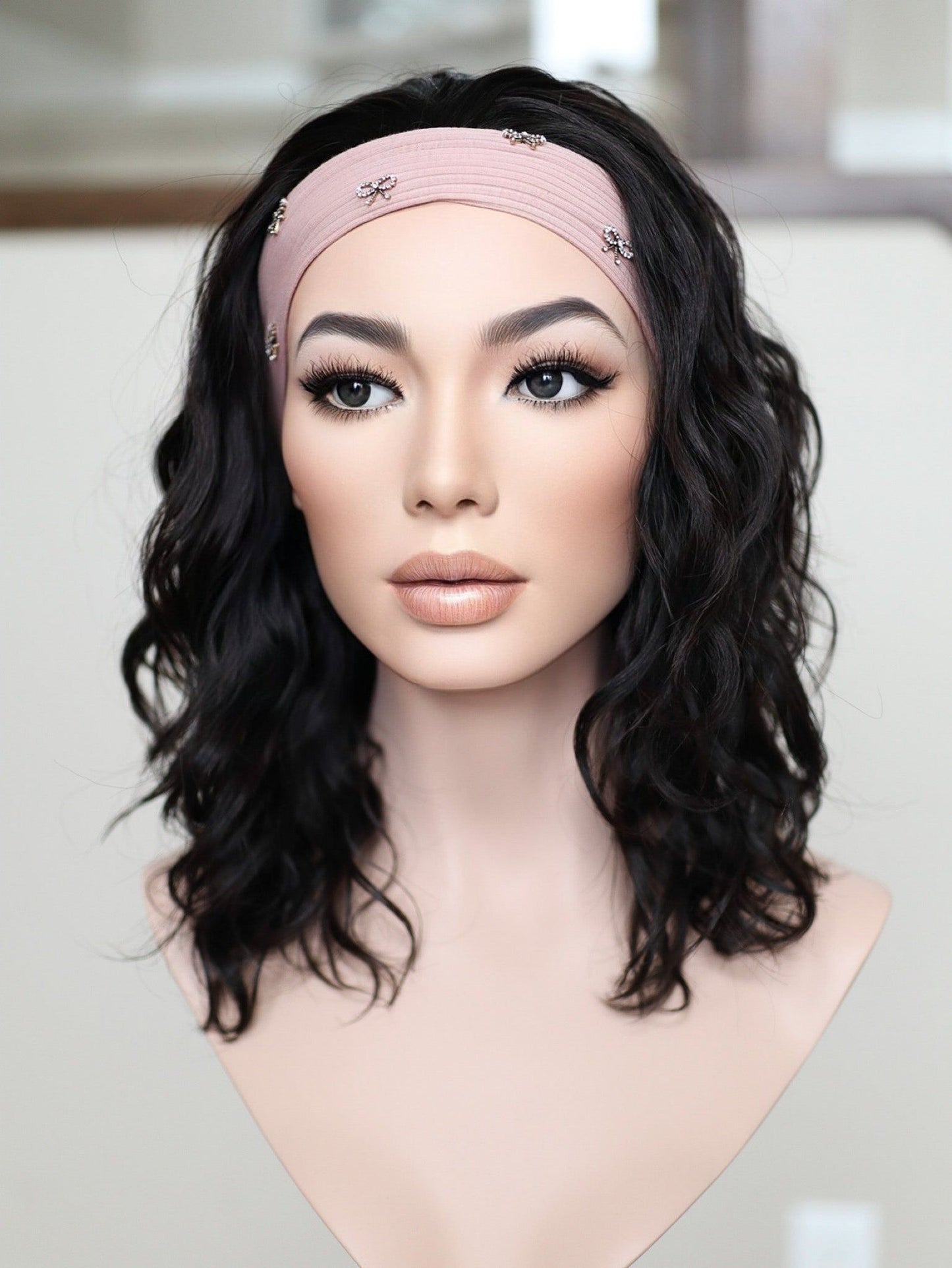 20" Natural Black Wavy Bandfall Active Wig (S)