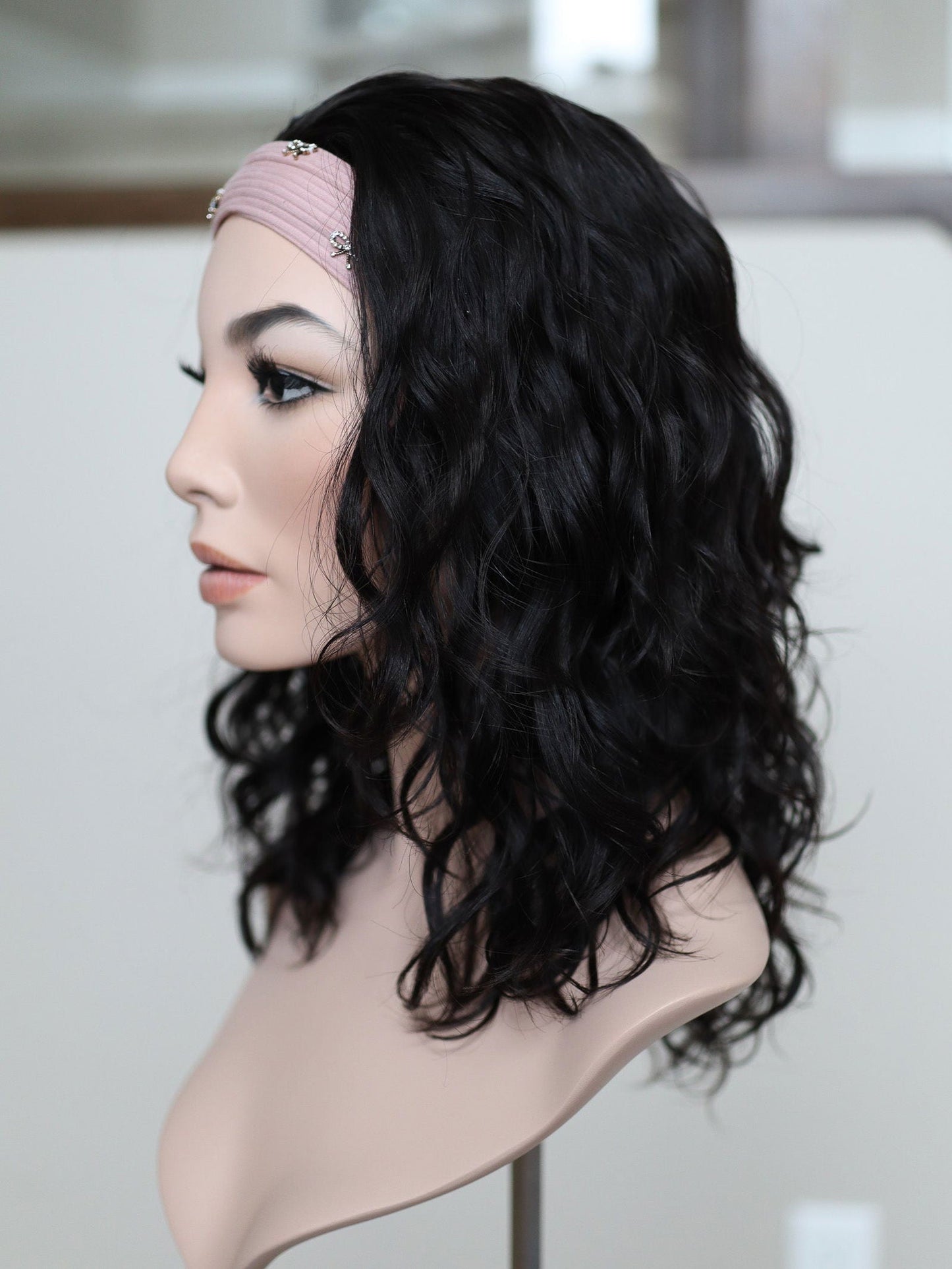 20" Natural Black Wavy Bandfall Active Wig (S)