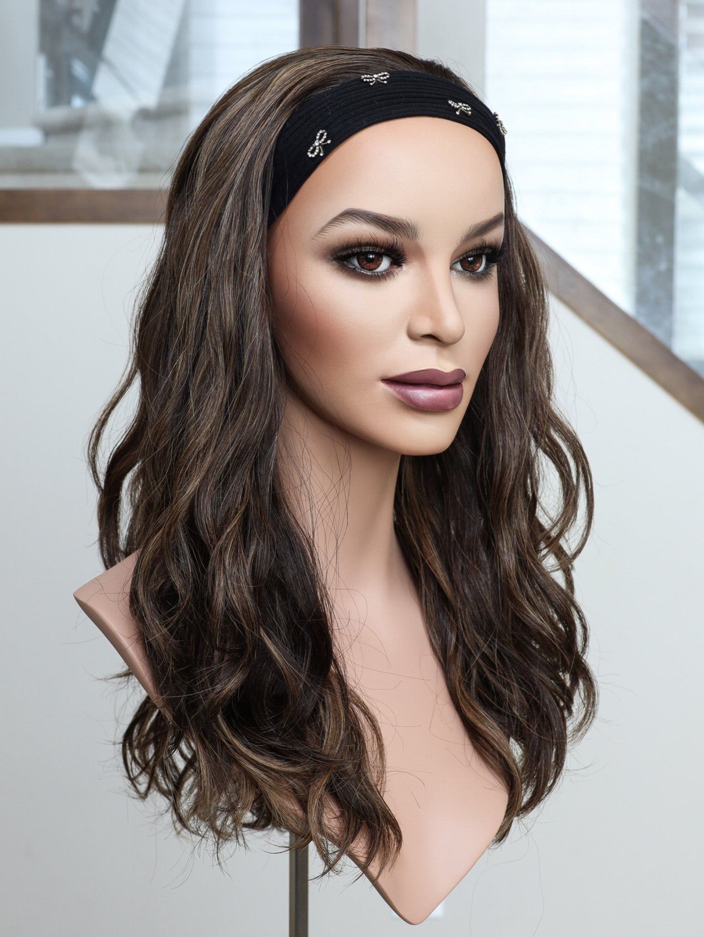 22" Jennifer Wavy Bandfall Active Wig (M)