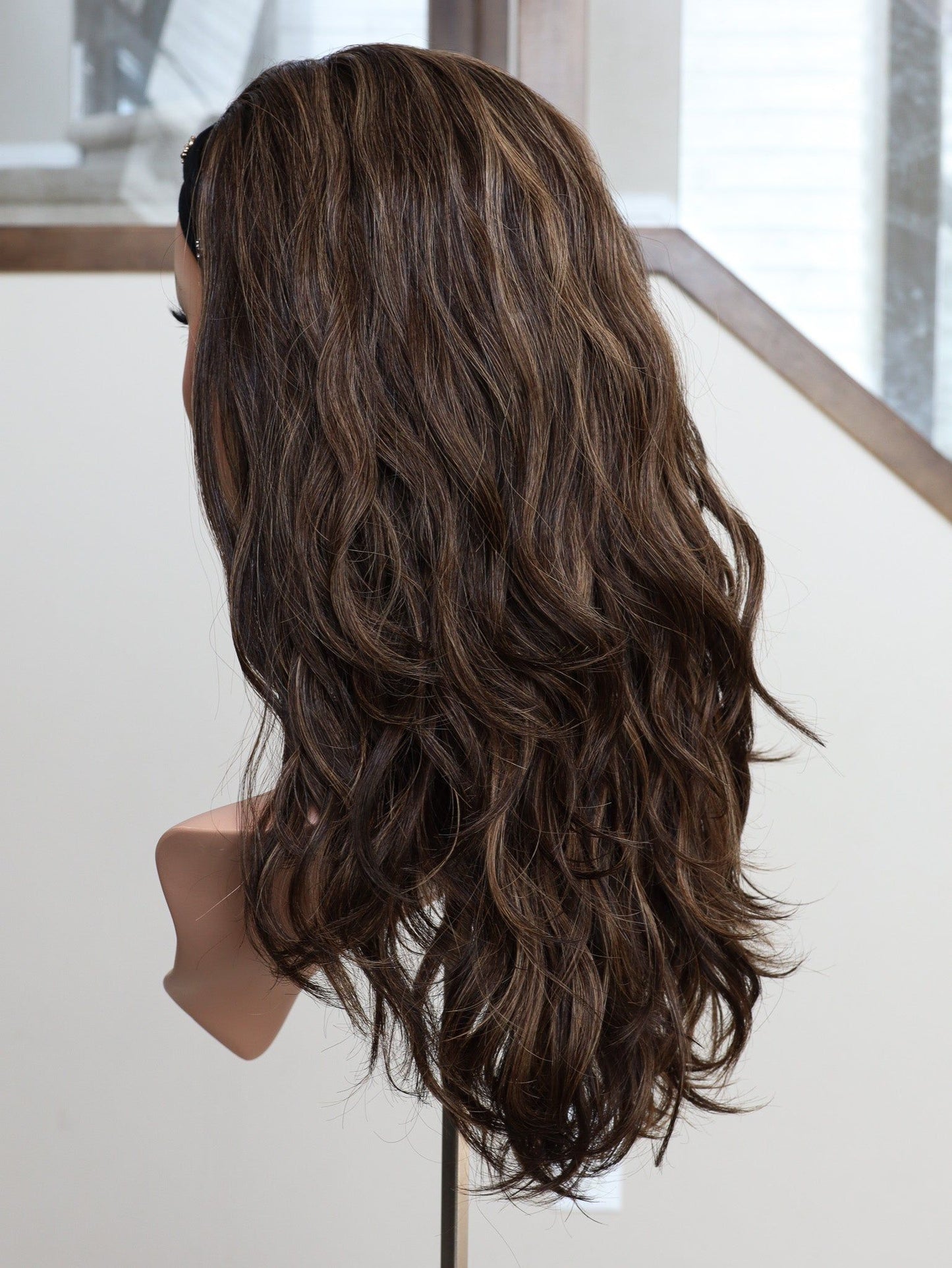 22" Jennifer Wavy Bandfall Active Wig (M)