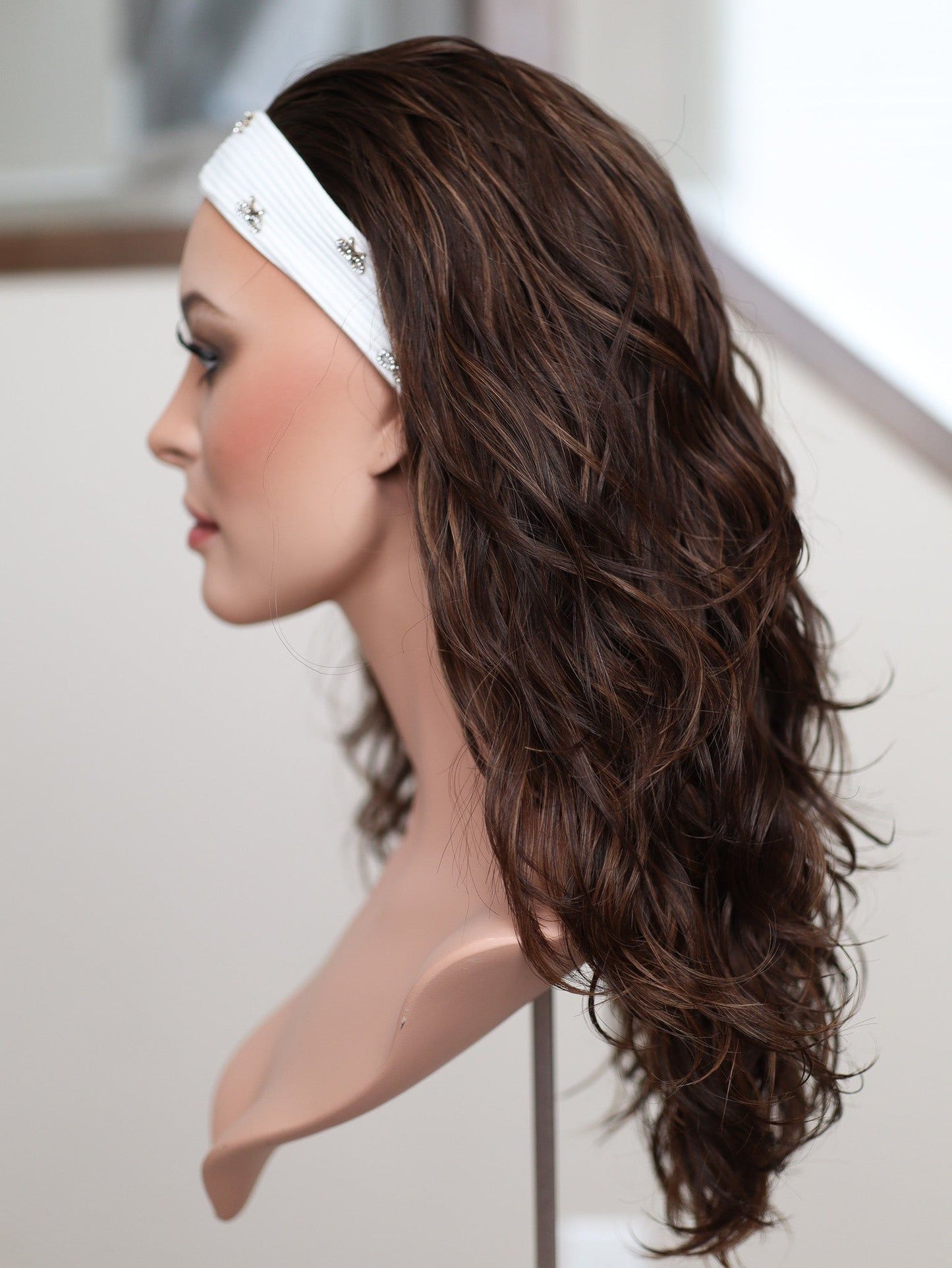 22" Mia Wavy Bandfall Active Wig (M)